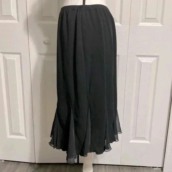 Black womans fluted hem skirt - Picture 3 of 9